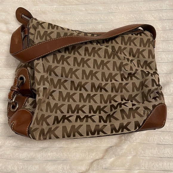 2 MICHAEL KORS BAG WITH FREE PINK TOTE - Picture 9 of 9
